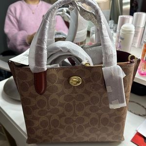 Coach Willow brand new handbag got for Christmas fight with tags did not use !!